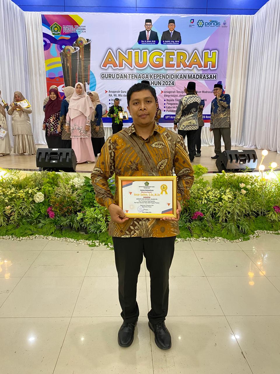 Ansar Salihin Terima Anugrah Guru Inspiratif Kemenag Aceh 2024