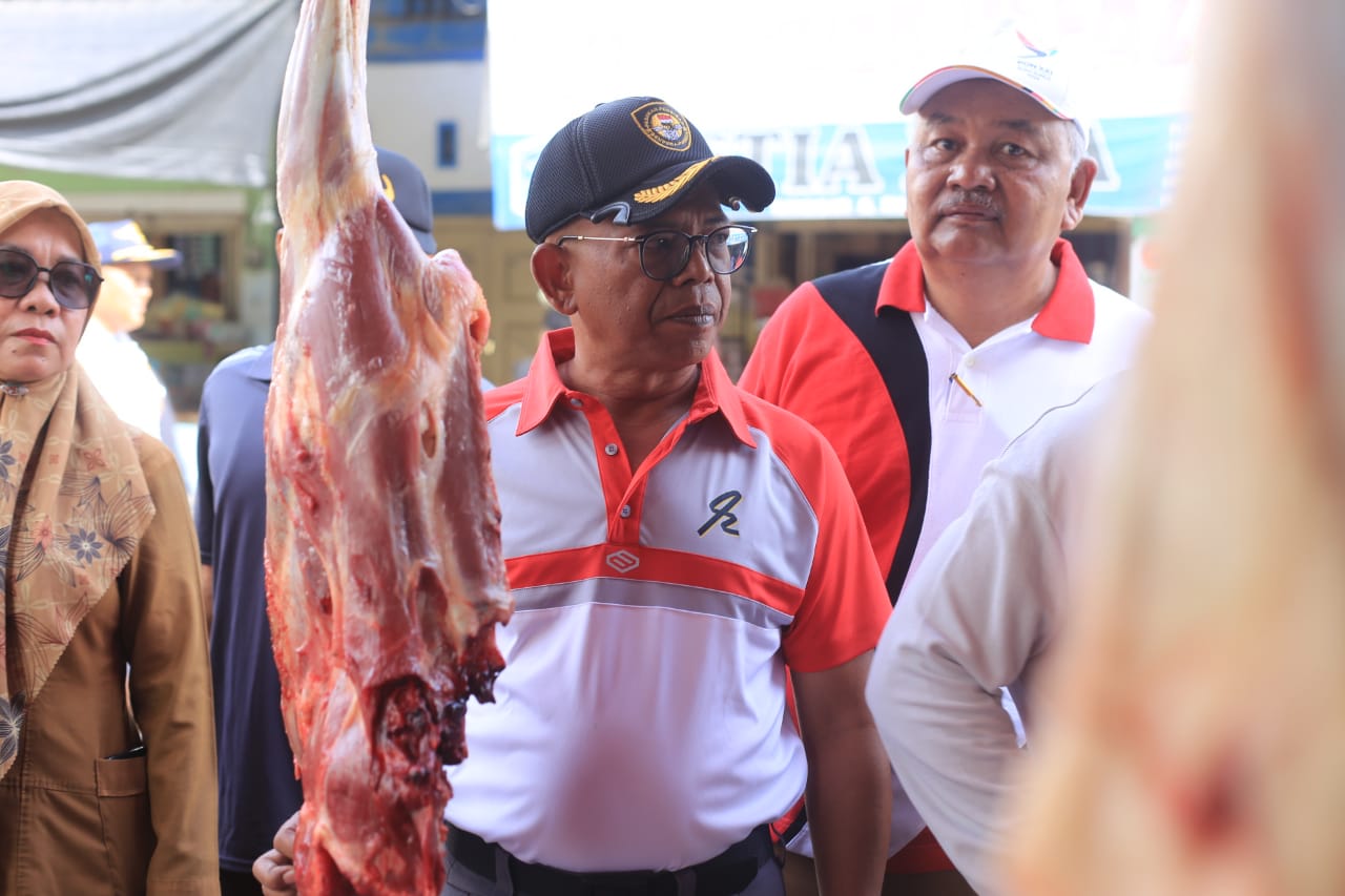 Sekda Aceh Utara Tinjau Pasar Lhoksukon, Pastikan Harga Sembako dan Daging Stabil