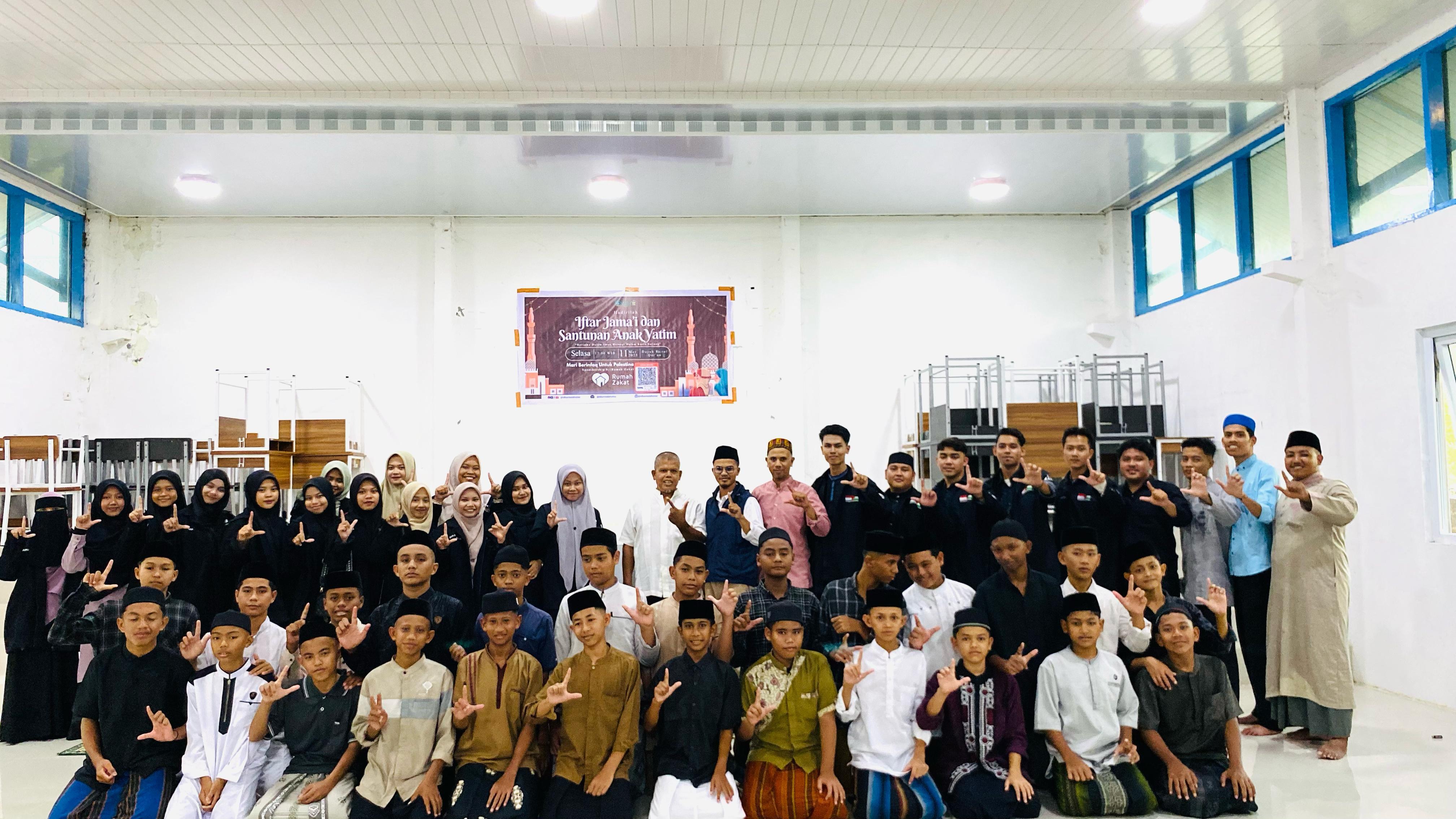 LDK Ar-Risalah UIN Ar-Raniry Gelar Iftar Jama'i dan Santunan Anak Yatim di Dayah Baitul Qur'an