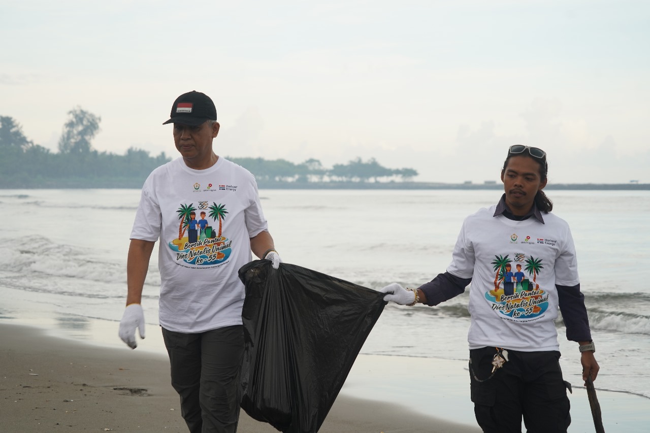 Civitas Akademika Unimal Bersihkan Pantai Ujong Blang, Kampanyekan “Hidup Lestari Tanpa Semesta Sampah