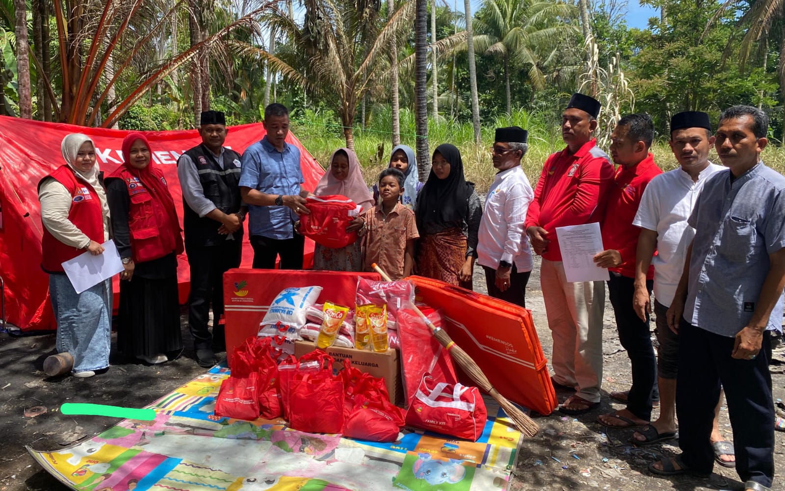 Wabup Panyang Serahkan Bantuan Masa Panik untuk Korban Kebakaran di Gampong Pante Jaloh