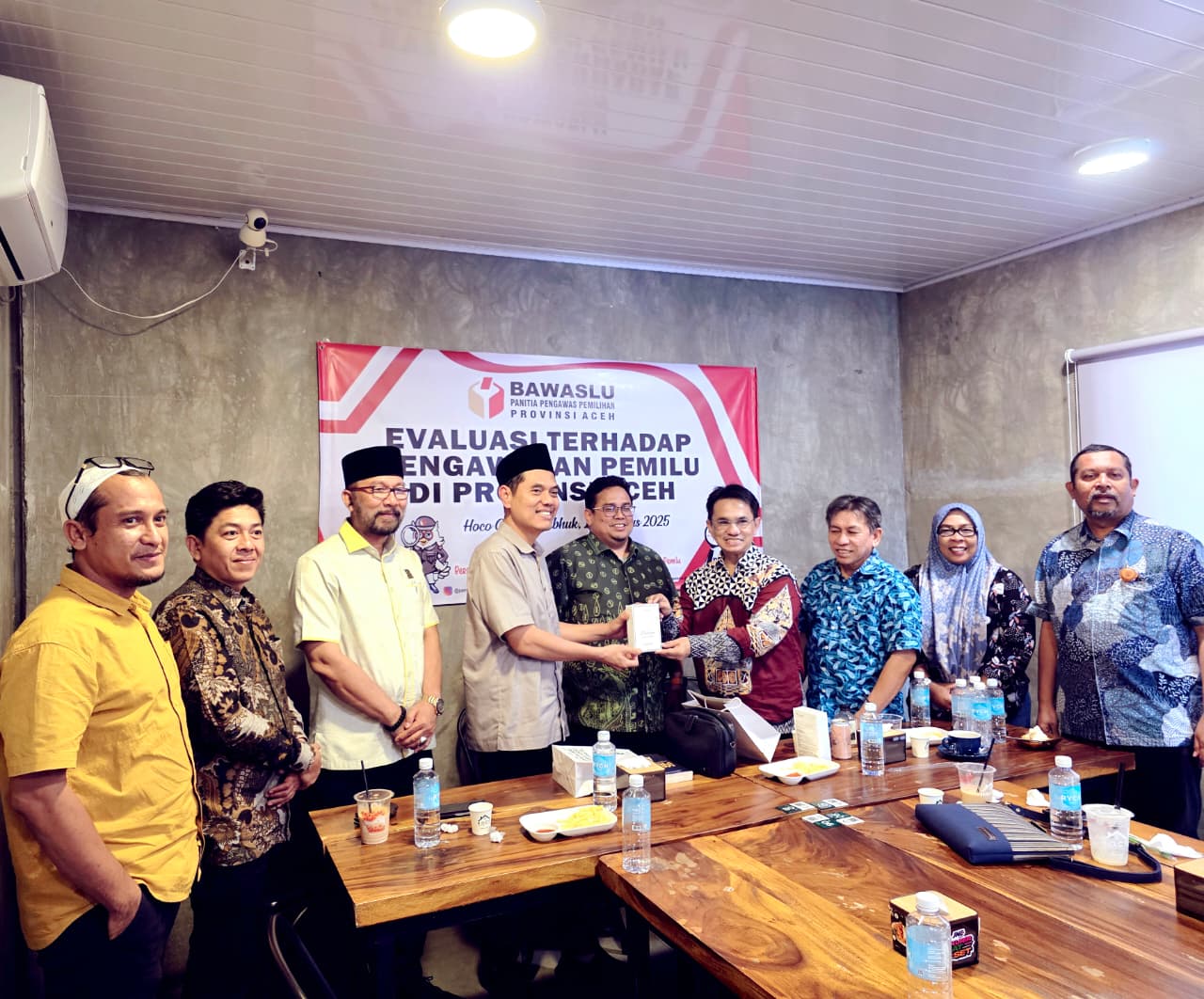 Wakil Ketua Komisi II DPR RI Zulfikar Arse Menerima Souvenir Parfum Nilam Aceh