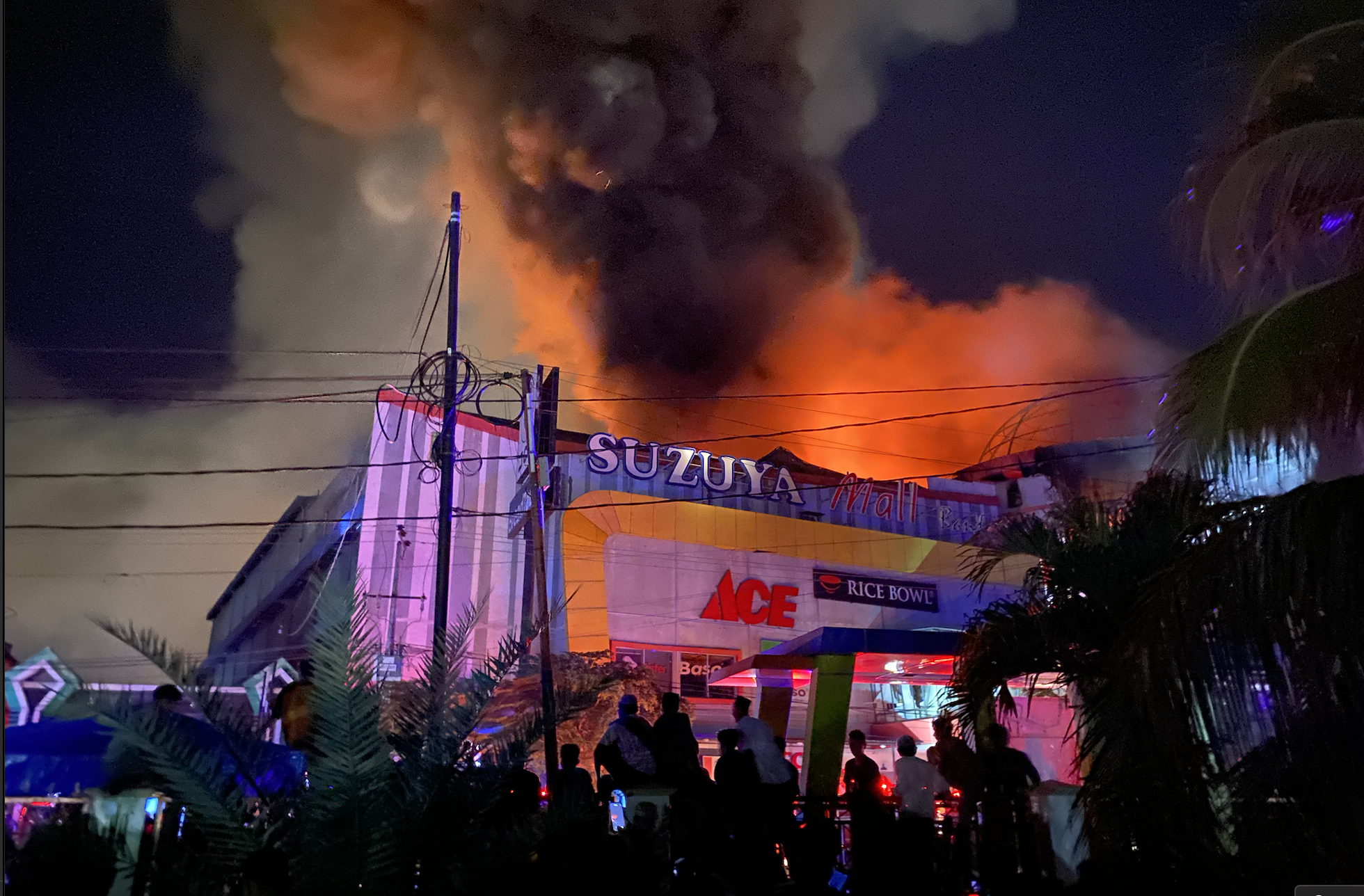 Dua Petugas Damkar Dilarikan ke RS Saat Kebakaran Mall di Banda Aceh