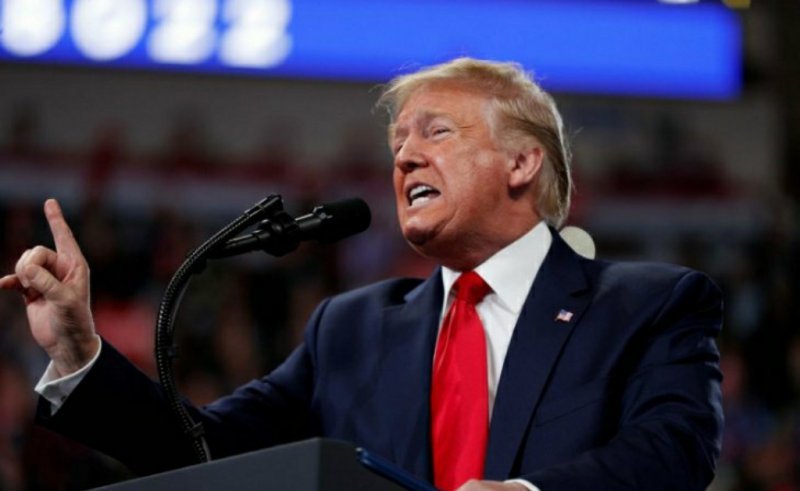 Akun Facebook Donald Trump Diblokir Hingga 2023