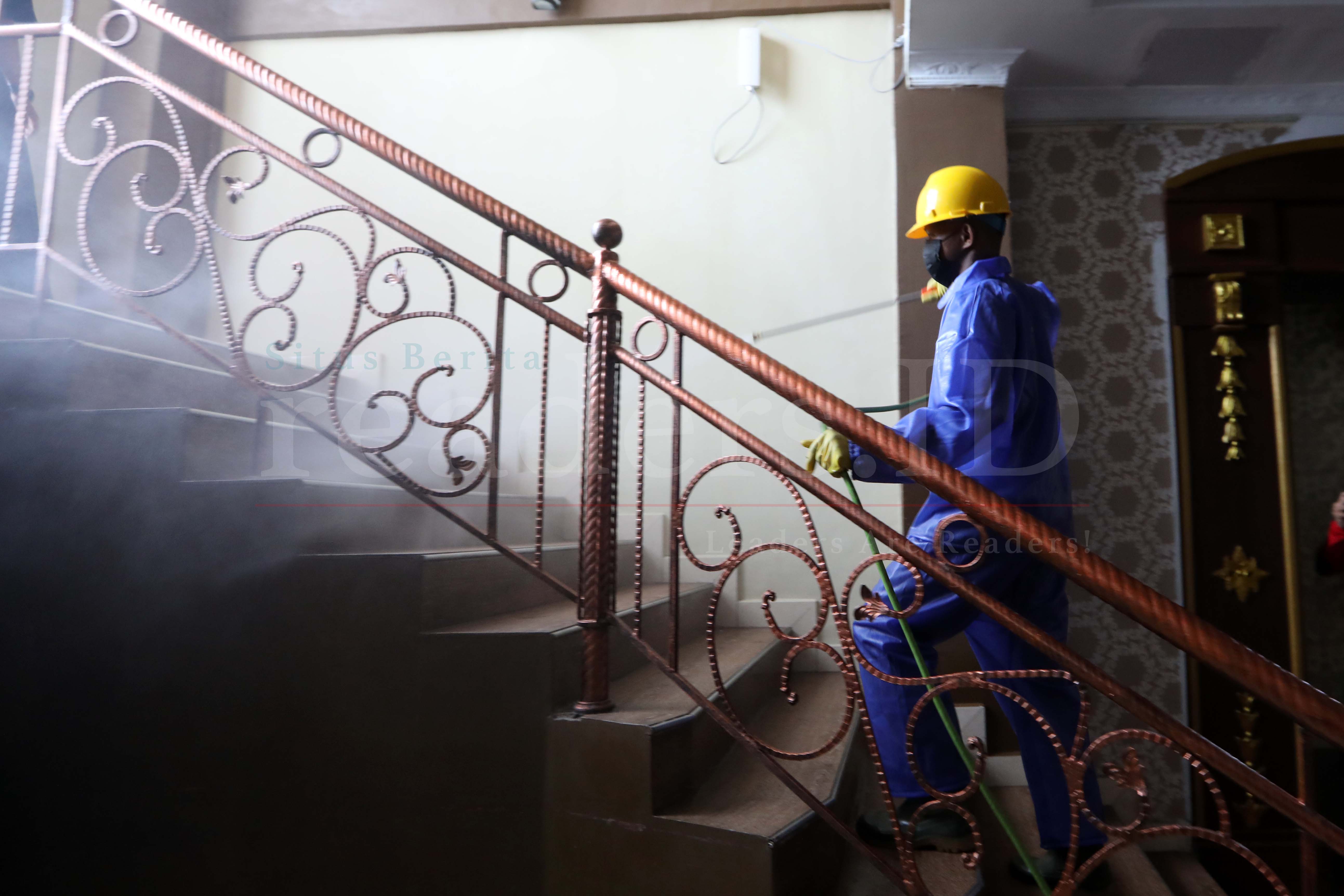 Foto Feature: Disinfektan Rumah Ibadah Dan Tempat Umum