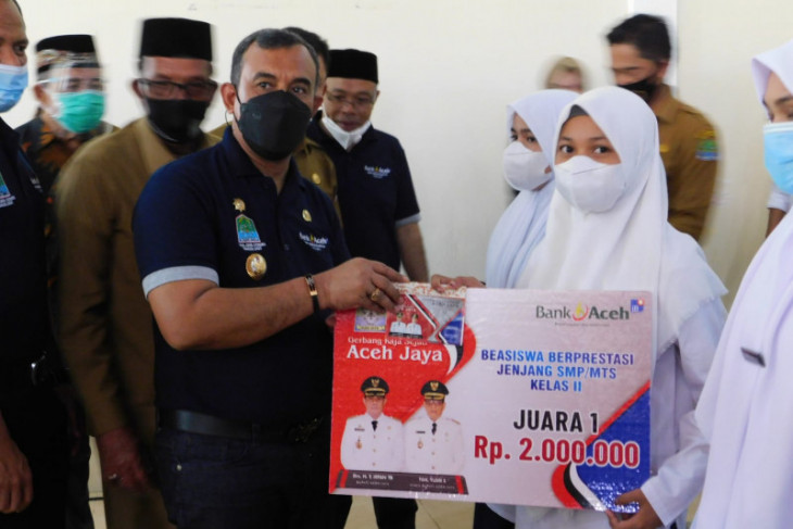 Pemkab Aceh Jaya Salurkan Beasiswa Untuk 16.300 Siswa