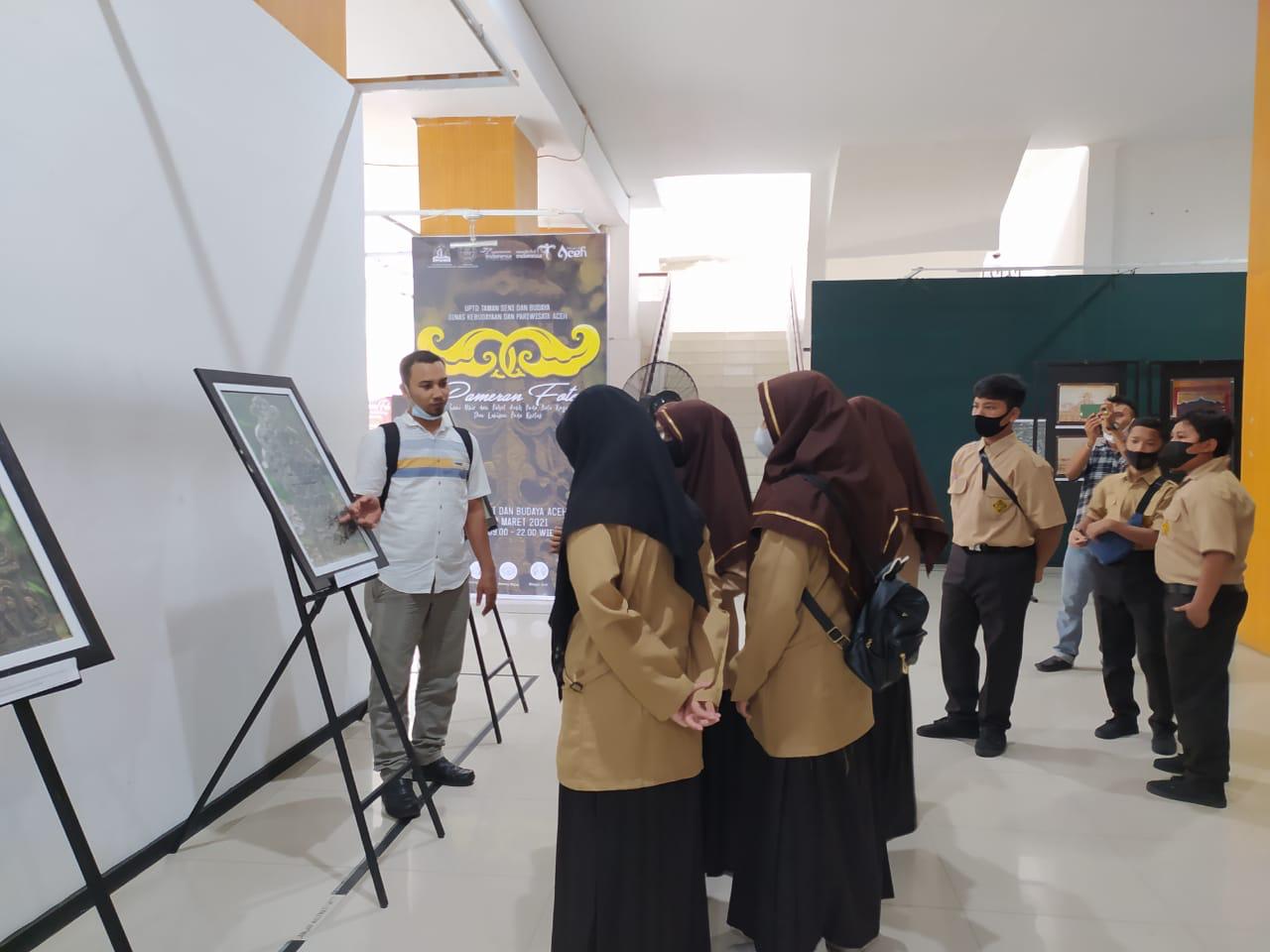 Puluhan Siswa Kunjungi Pameran Foto Seni Ukir di Taman Budaya