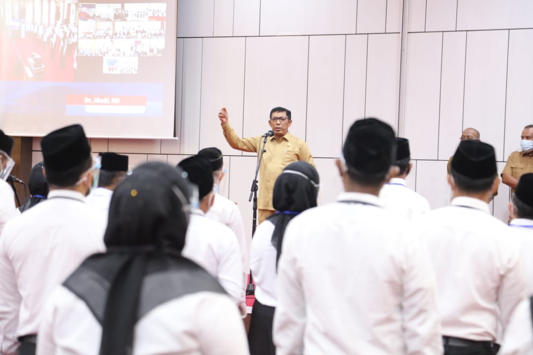 Serahkan SK Non PNS, Kadisdik Aceh Minta Tingkatkan Profesionalisme Kerja