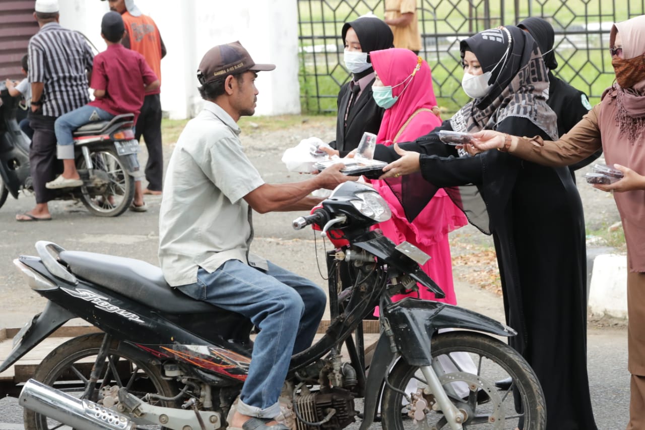 Semarak Ramadan, SMK di Banda Aceh Bagi-bagi Takjil
