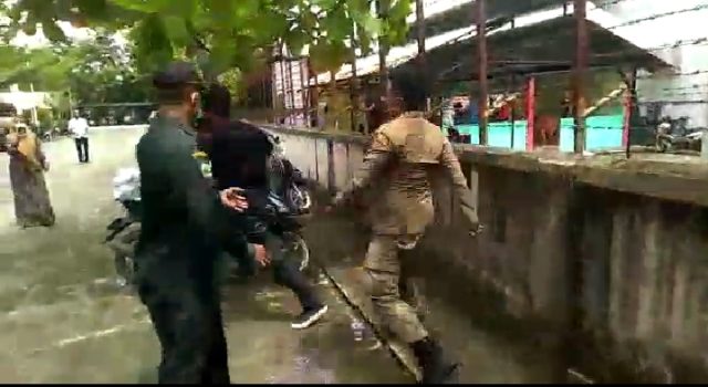 Aksi Berujung Ricuh, Oknum Sat Pol PP Diduga Tendang Pendemo