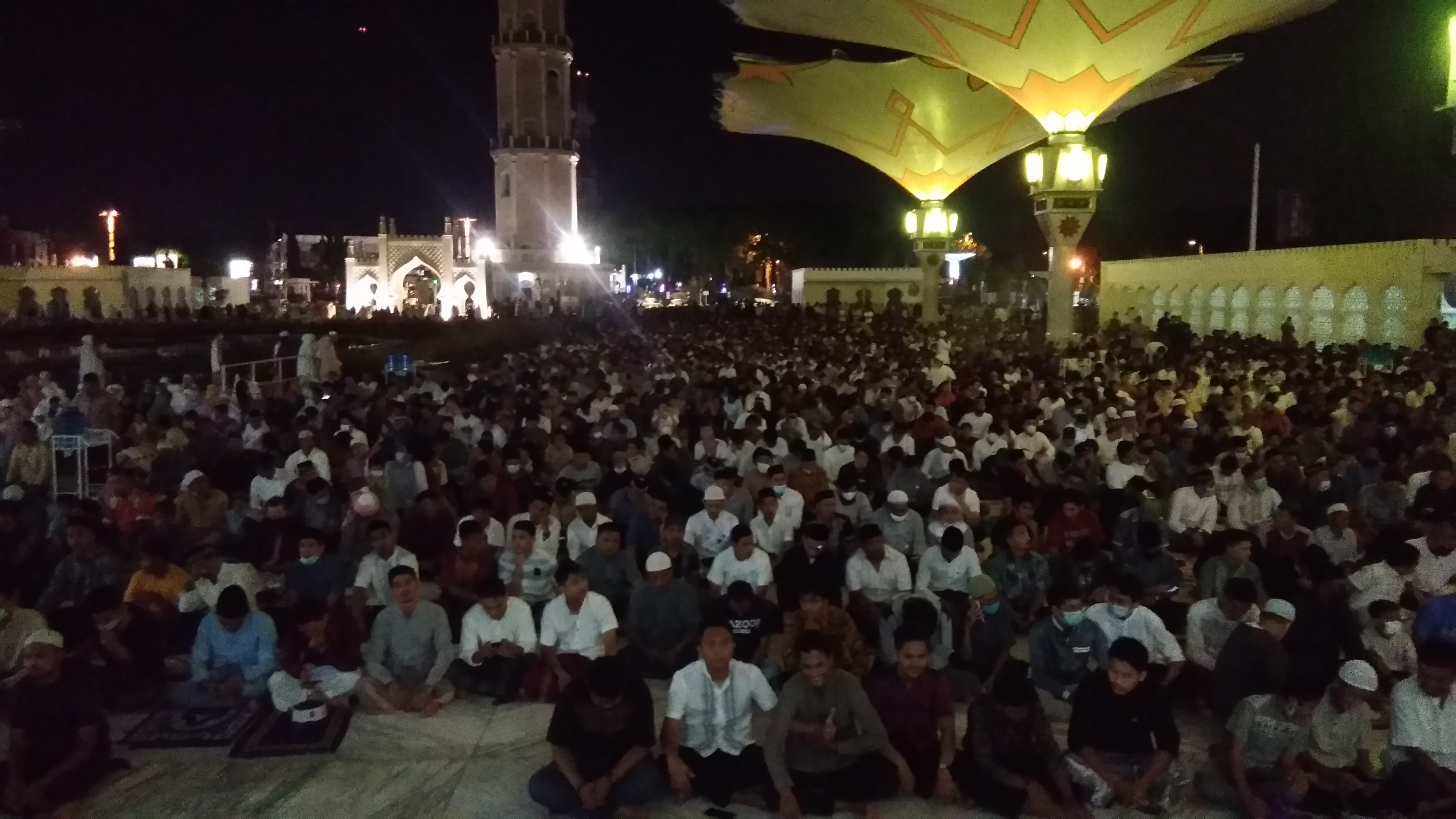 Meski Pandemi, Ini Alasan Warga Tetap Antusias Datang ke Masjid Raya