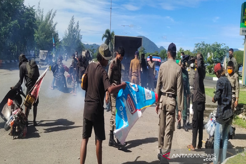 Sat Pol PP dan WH Banda Aceh Usir Anak Jalanan yang Hendak ke Sabang