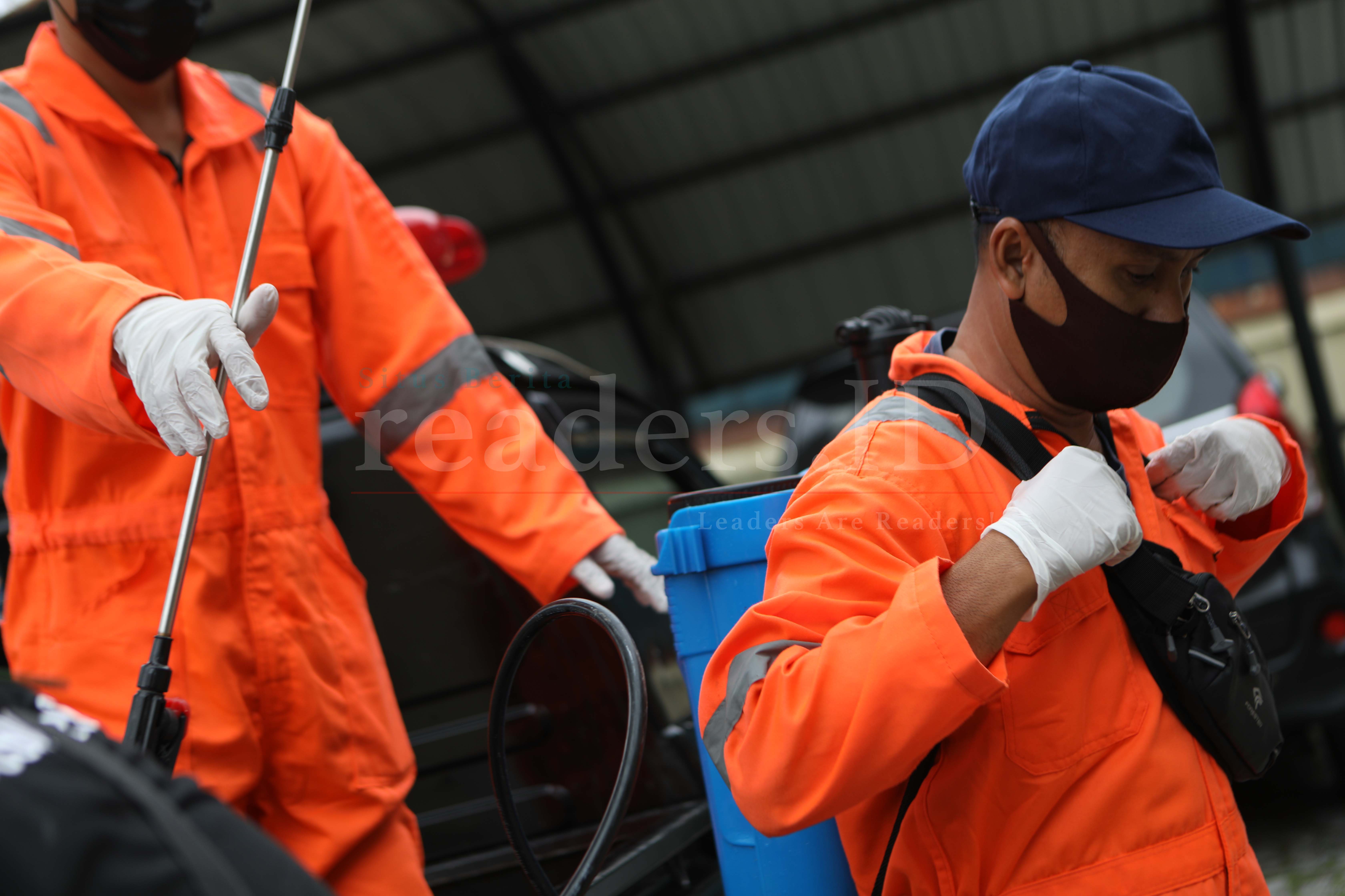 Foto Feature: Penyemprotan Disinfektan Di Kantor Pemerintahan