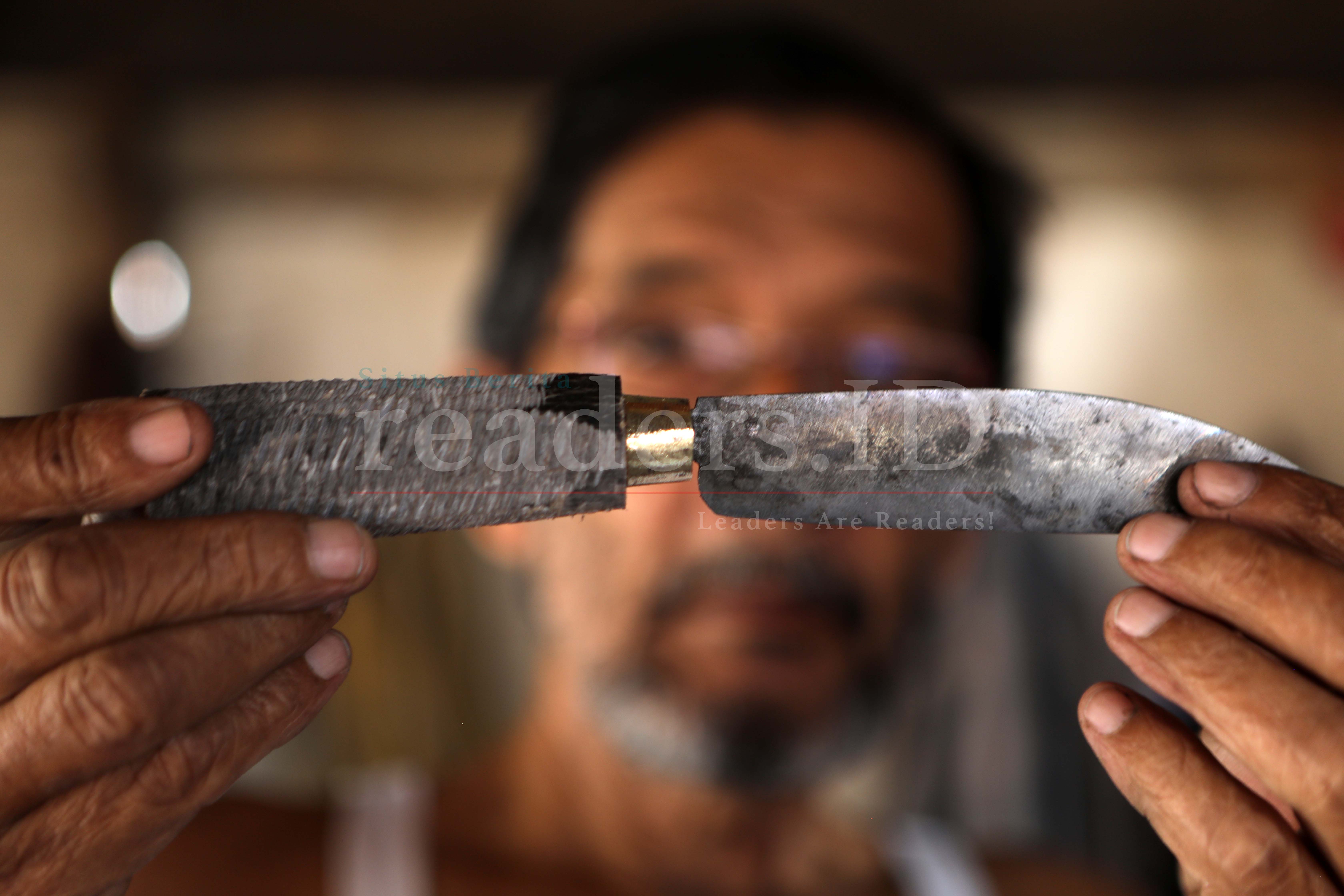 Foto Feature: Pande Besi Keahlian Yang Kian Langka