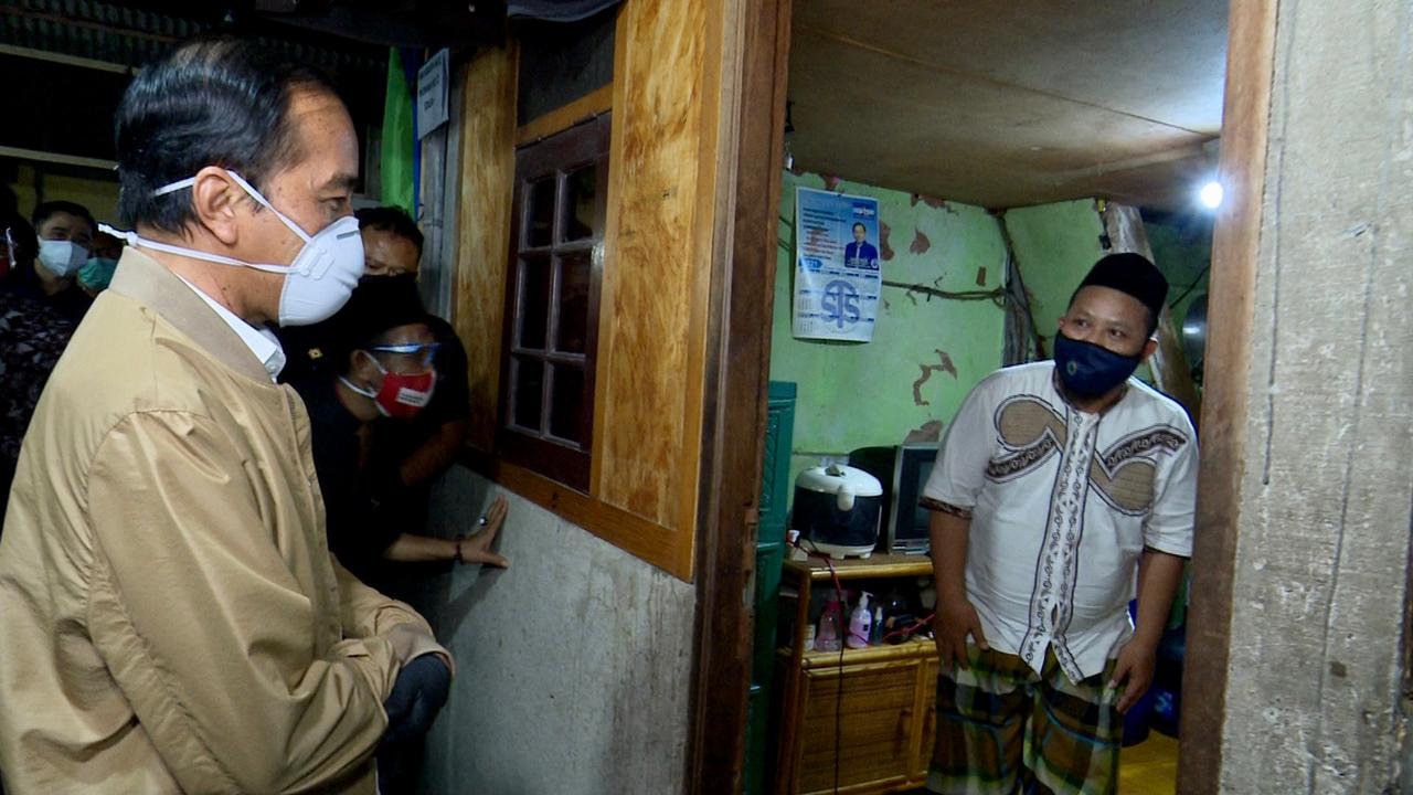 Presiden Blusukan Bagikan Sembako dan Paket Obat untuk Masyarakat