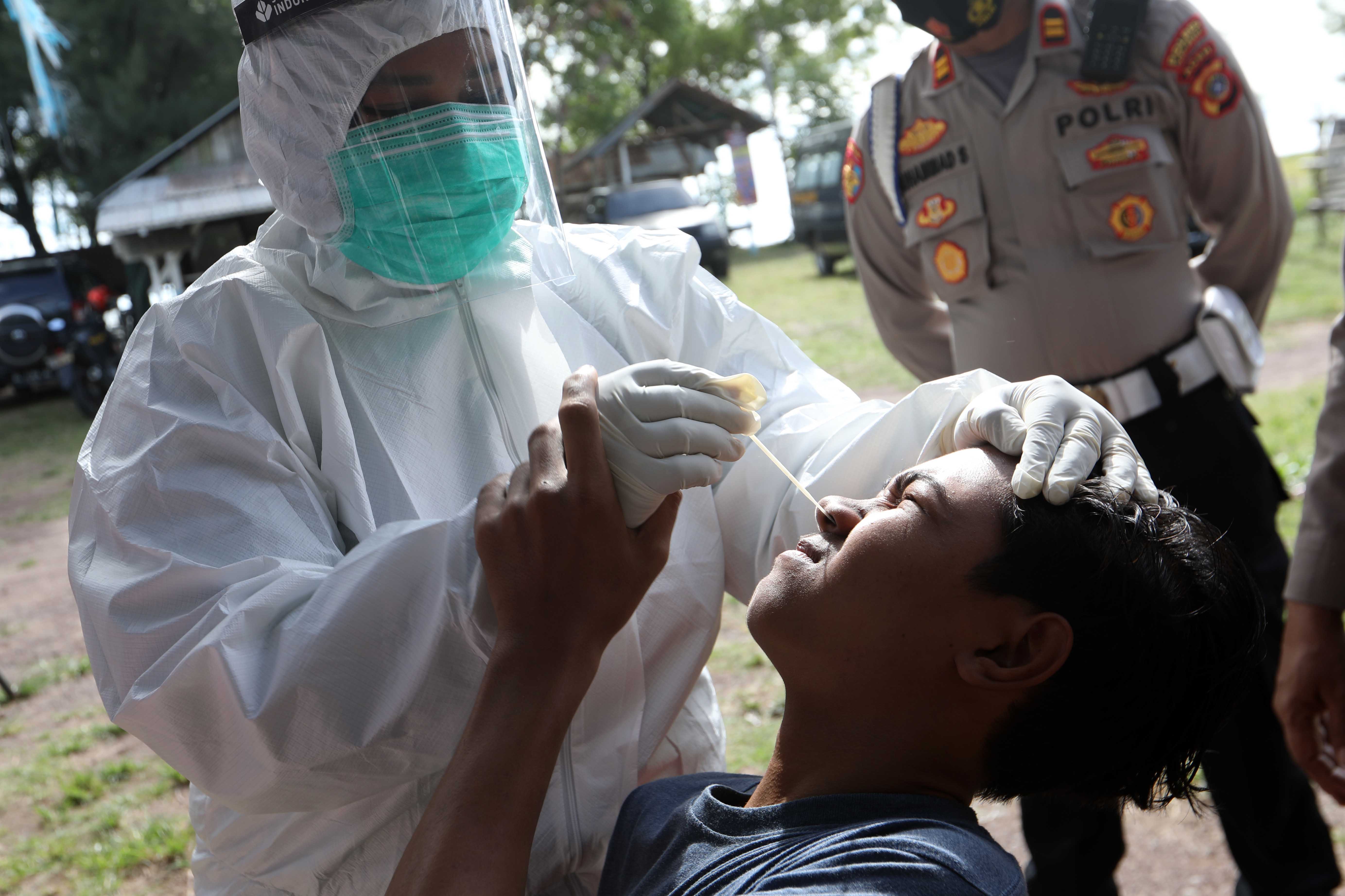 RSUDZA Latih Dokter Umum Periksa Swab Pangkas Antrean