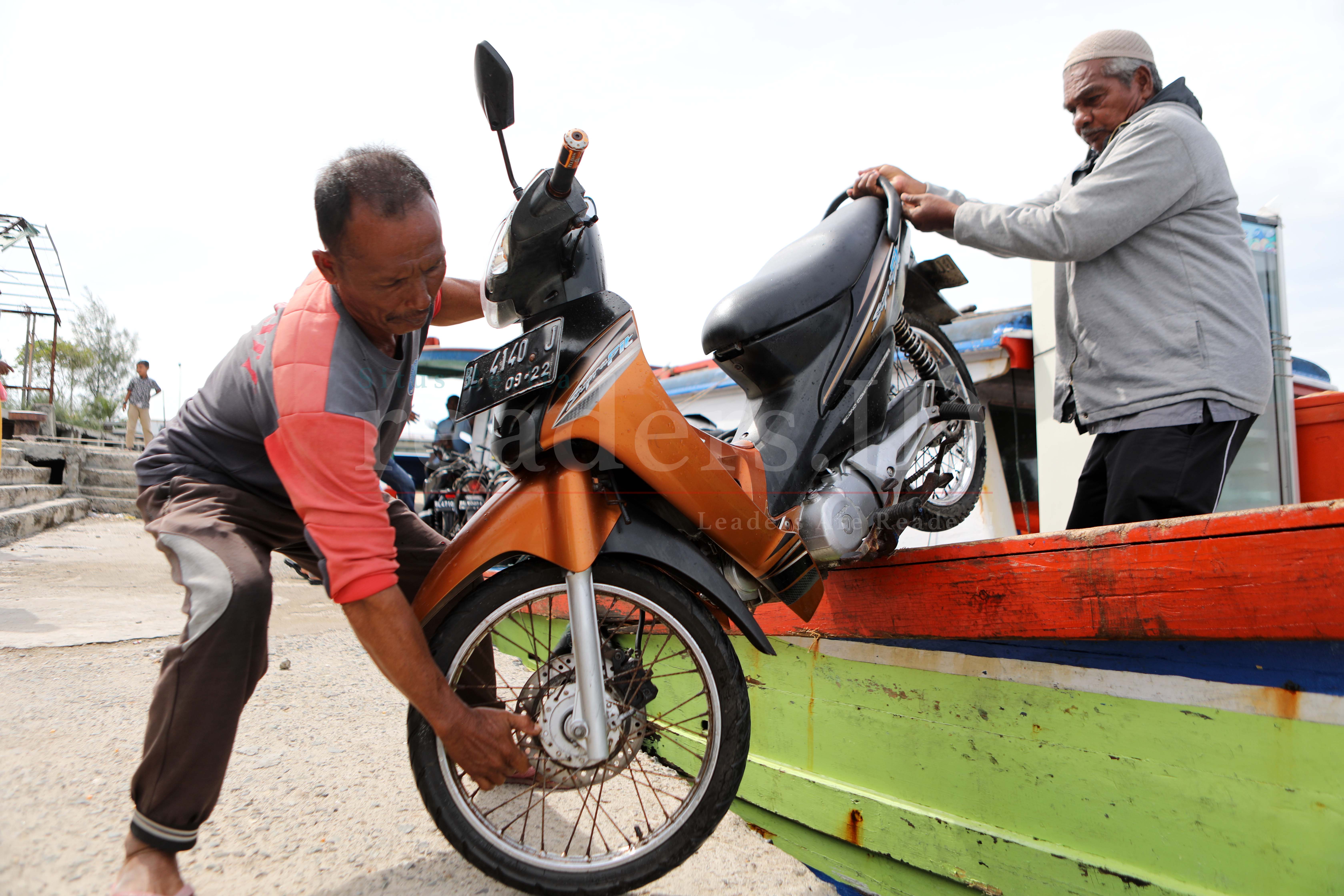 Foto Feature: Transportasi Kapal Tradisional Antar Pulau
