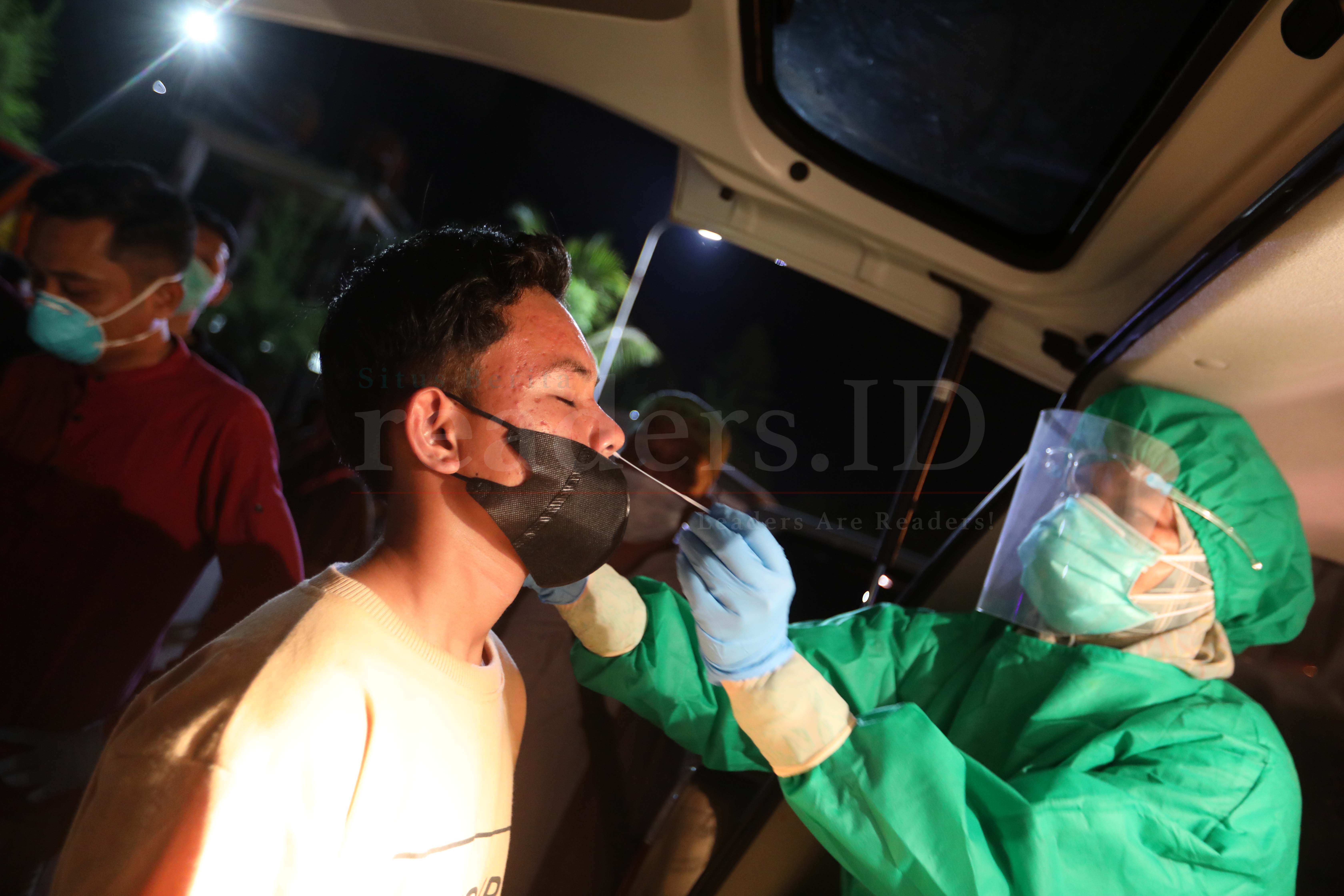 Foto Feature: Rapid Tes Antigen Bagi Pemudik
