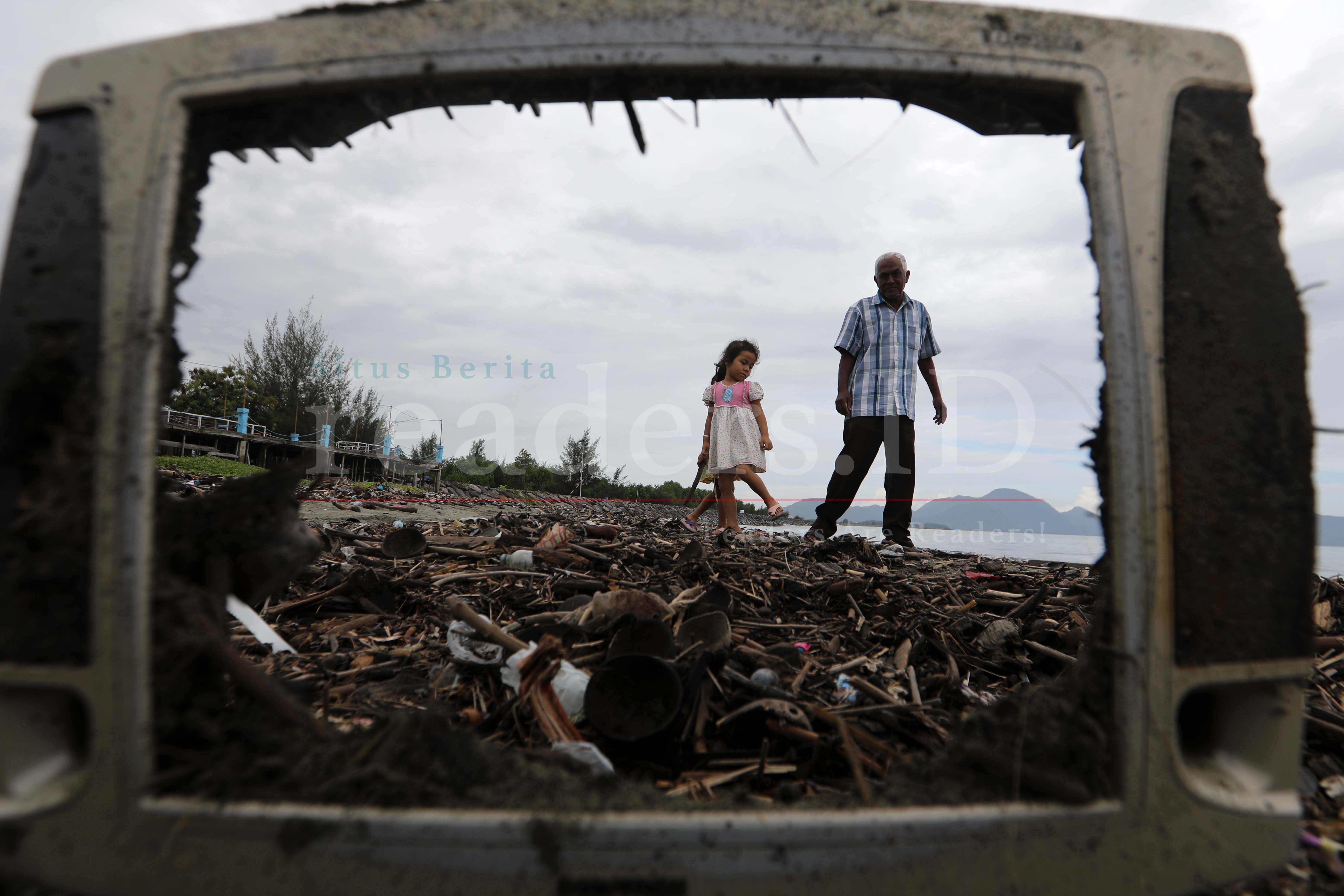 Foto Feature: Polusi Sampah Penuhi Pantai