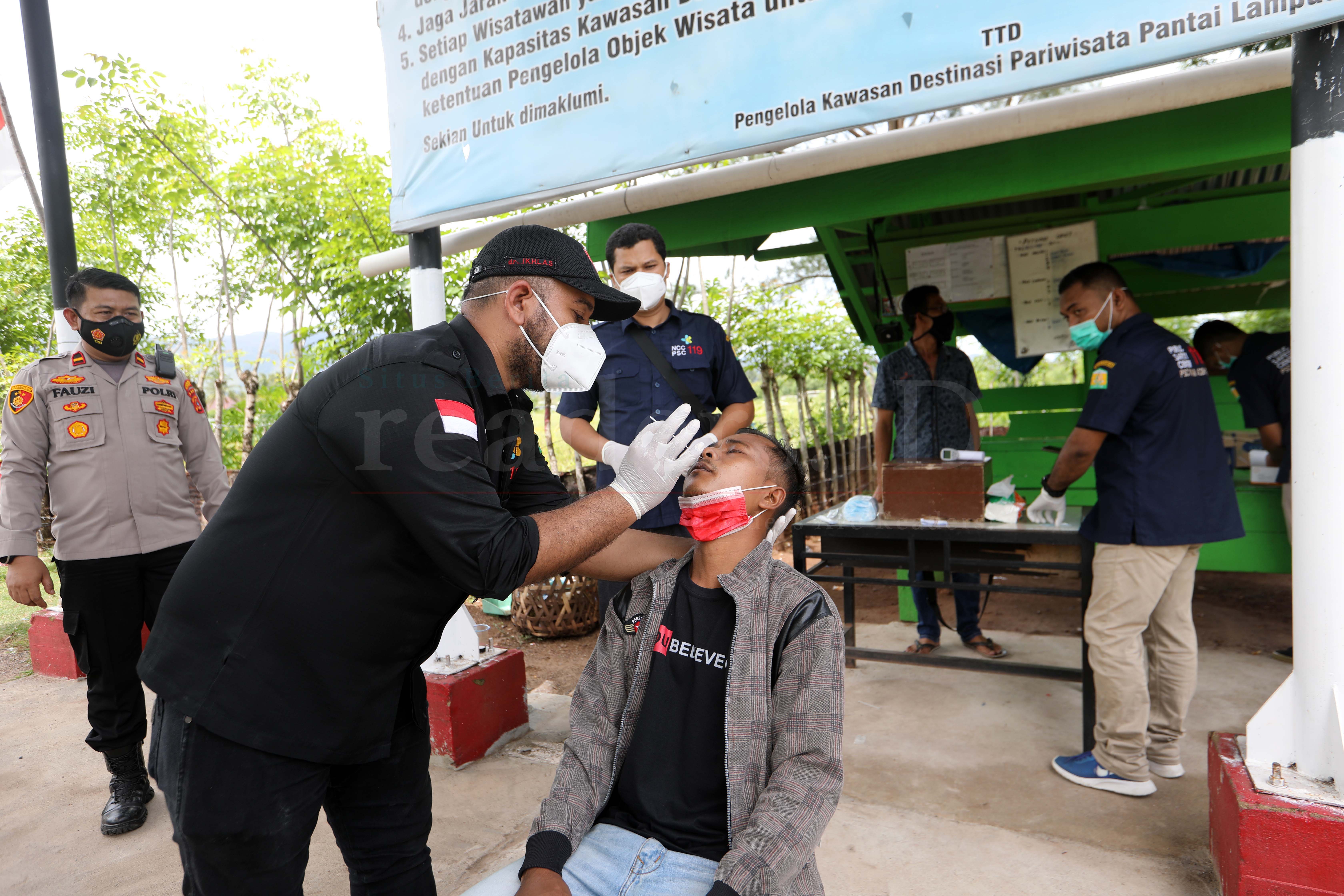 Foto Feature: Pengawasan Protokol Kesehatan di Kawasan Wisata