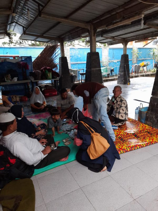 Kohati FKIP USK Bagi 1.000 Paket Makanan Kepada Warga di Rumah Sakit