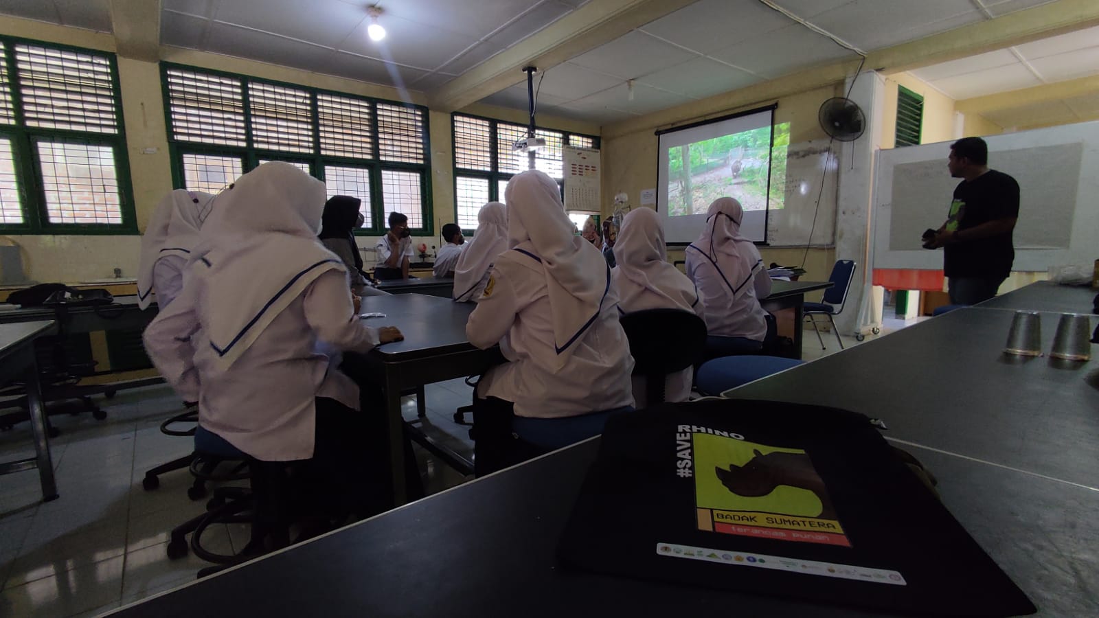FKL dan Pegiat Fauna Edukasi Siswa Tentang Penyelamatan Badak