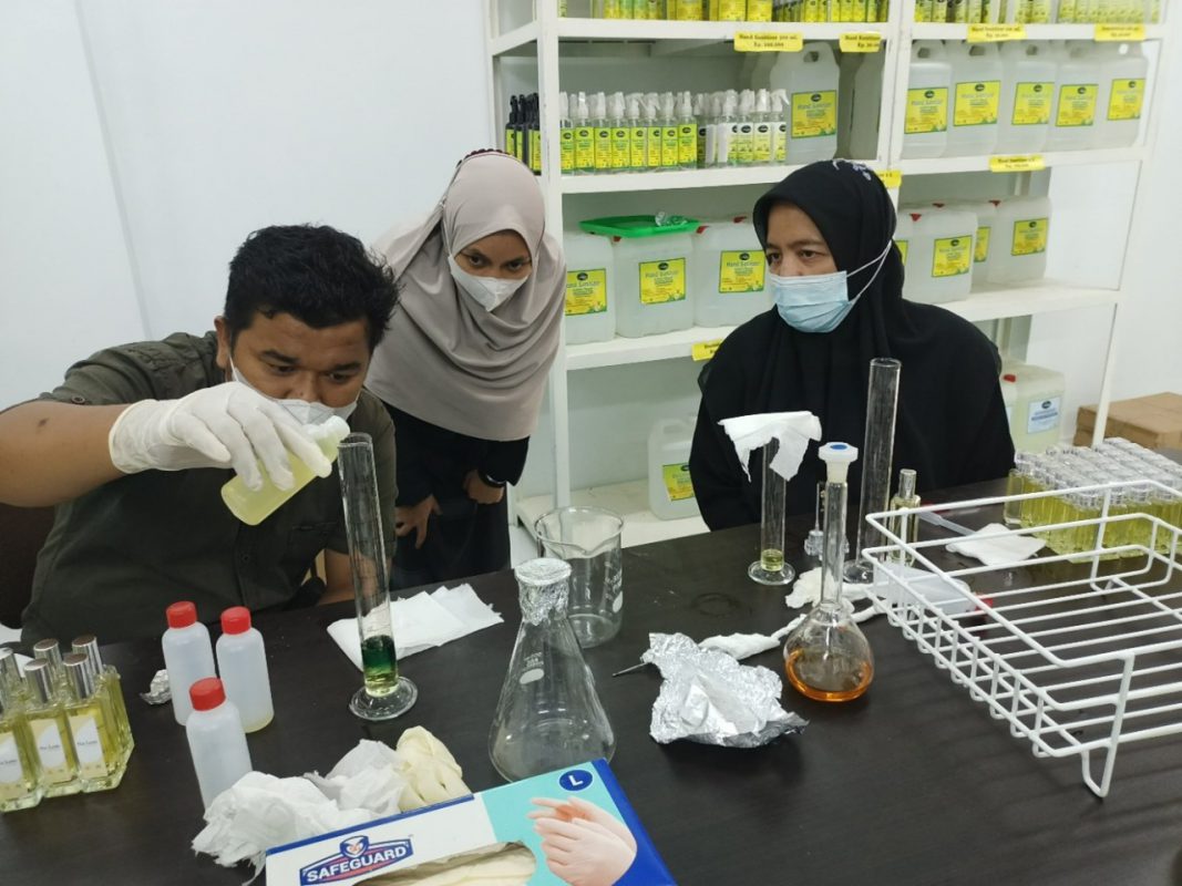 USK Latih Kelompok Masyarakat Membuat Parfum Berbasis Minyak Nilam