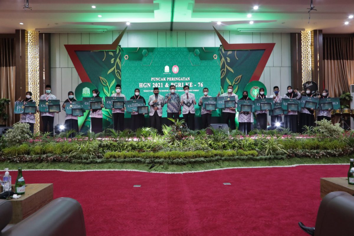Pemerintah Aceh Berikan Penghargaan Guru dan Tenaga Kependidikan